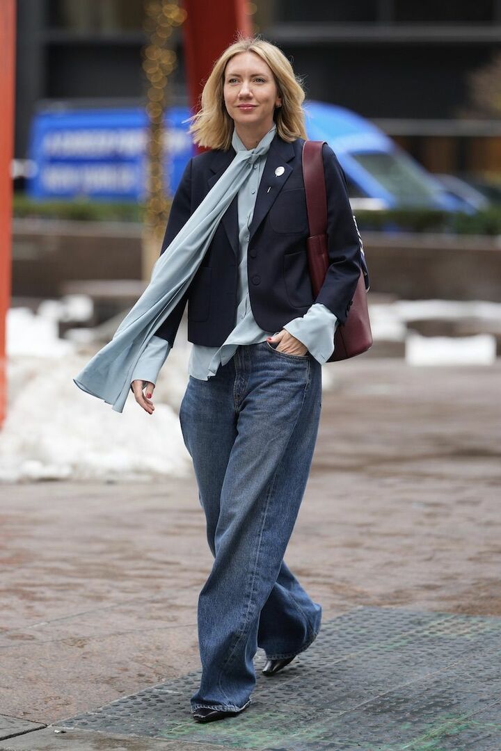 寒色のなかで映える暖色バッグをアクセントに。