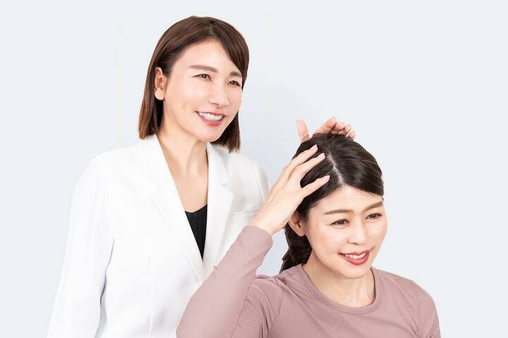 二人の女性　マッサージの指導をしている