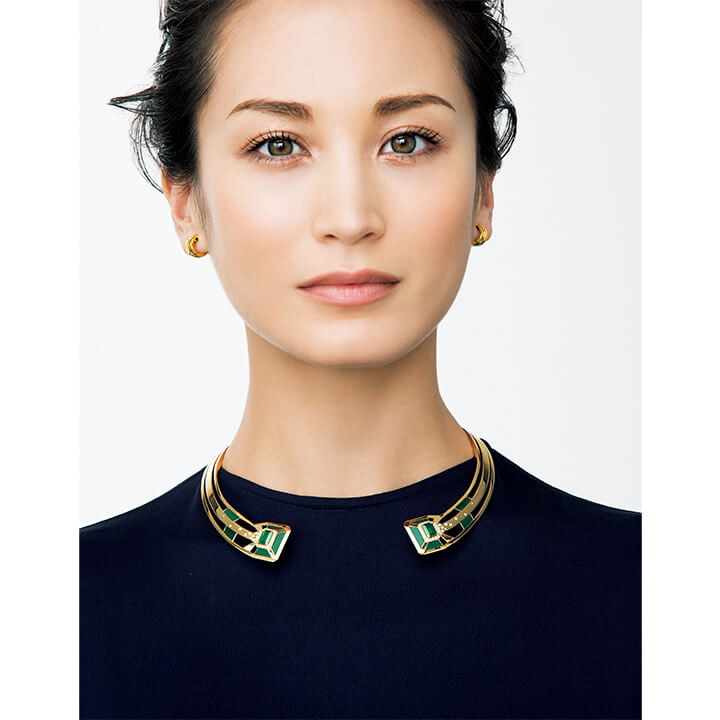 ネックレス『ギャラリーコレクション』[イエローゴールド×グリーントルマリン×マラカイト×ダイヤモンド]￥5,417,500・イヤリング[イエローゴールド]￥370,000（シャネル）、ワンピース￥54,000（コロネット〈エアロン〉）　[Precious2019年2月号84-85ページ] 　