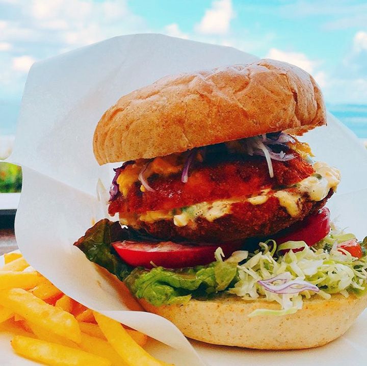 エビとセイイカなどの具を地元ベーカリ―のバンズで挟んだ「エビカツバーガー」