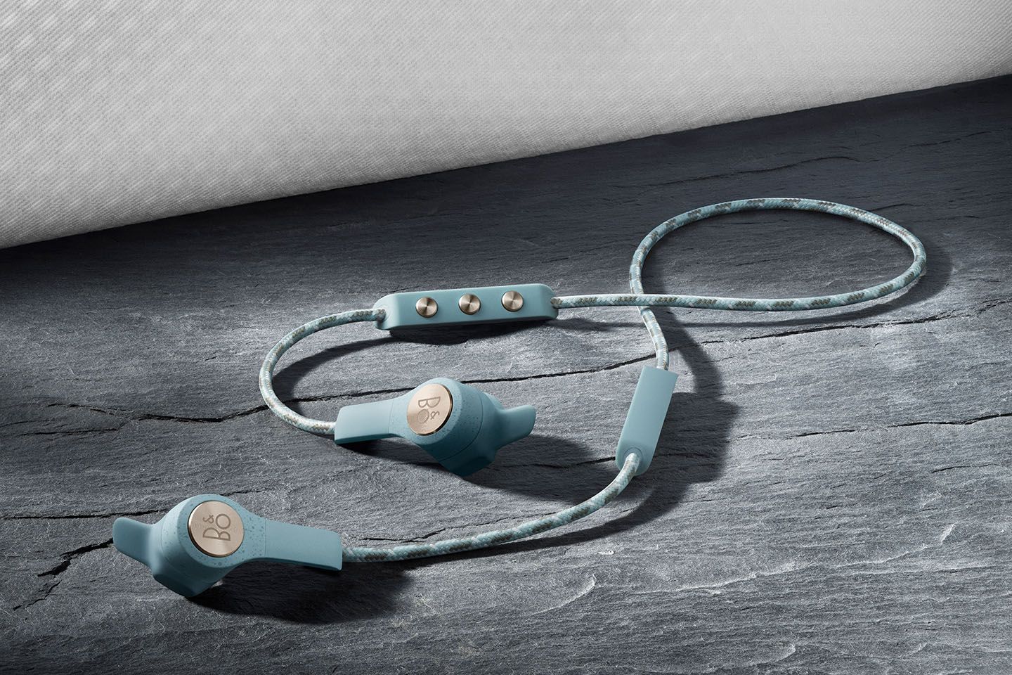 イヤフォン「Beoplay E6」¥32,900(税込)【カラー:スカイ】