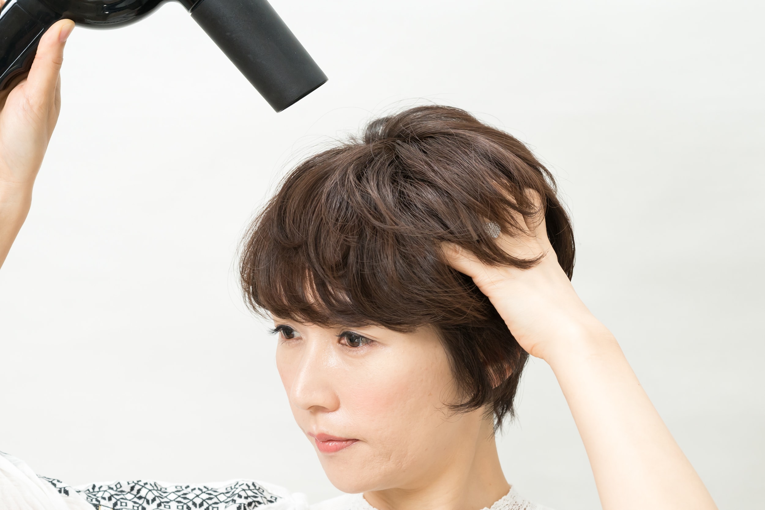 ドライヤーで地肌をこすりながら乾かすと根元が立ち上がり、毛束にツヤが出る。