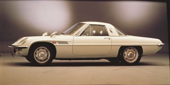 ロータリーエンジン搭載用に設計されたコスモスポーツの低く美しいスタイリングは、
日本の自動車史に燦然と輝く名デザインだ。