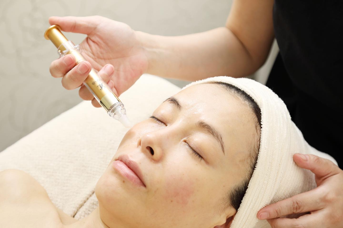 こちらの美容液1本15,700円(税抜価格)也。ヒト幹細胞培養液(※1)をはじめとする厳選した先進の美容成分を絶妙バランスで配合し、攻めと守りのケアを同時に行うことができる高機能美容液です。6種の天然精油をブレンドしたダマスクローズ系の香りに癒されます。