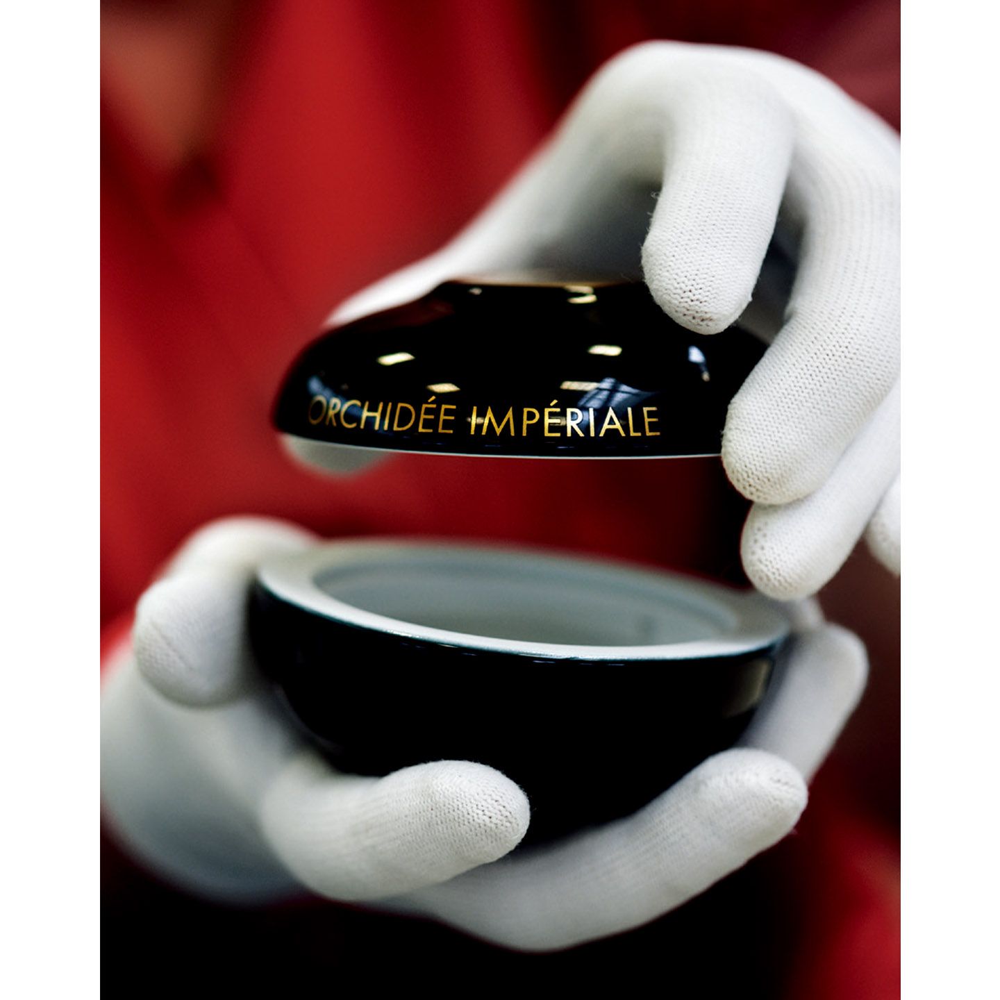 ブラックエナメルを施した磁器製ジャー