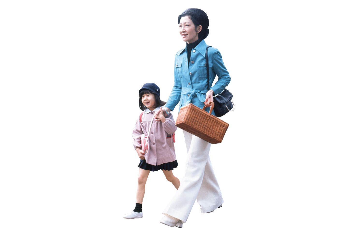 昭和51年、紀宮さま(現・黒田清子さん)の幼稚園卒業遠足で。白のパンタロンがスポーティーかつエレガント。かごバッグもおしゃれ。写真提供:共同通信社