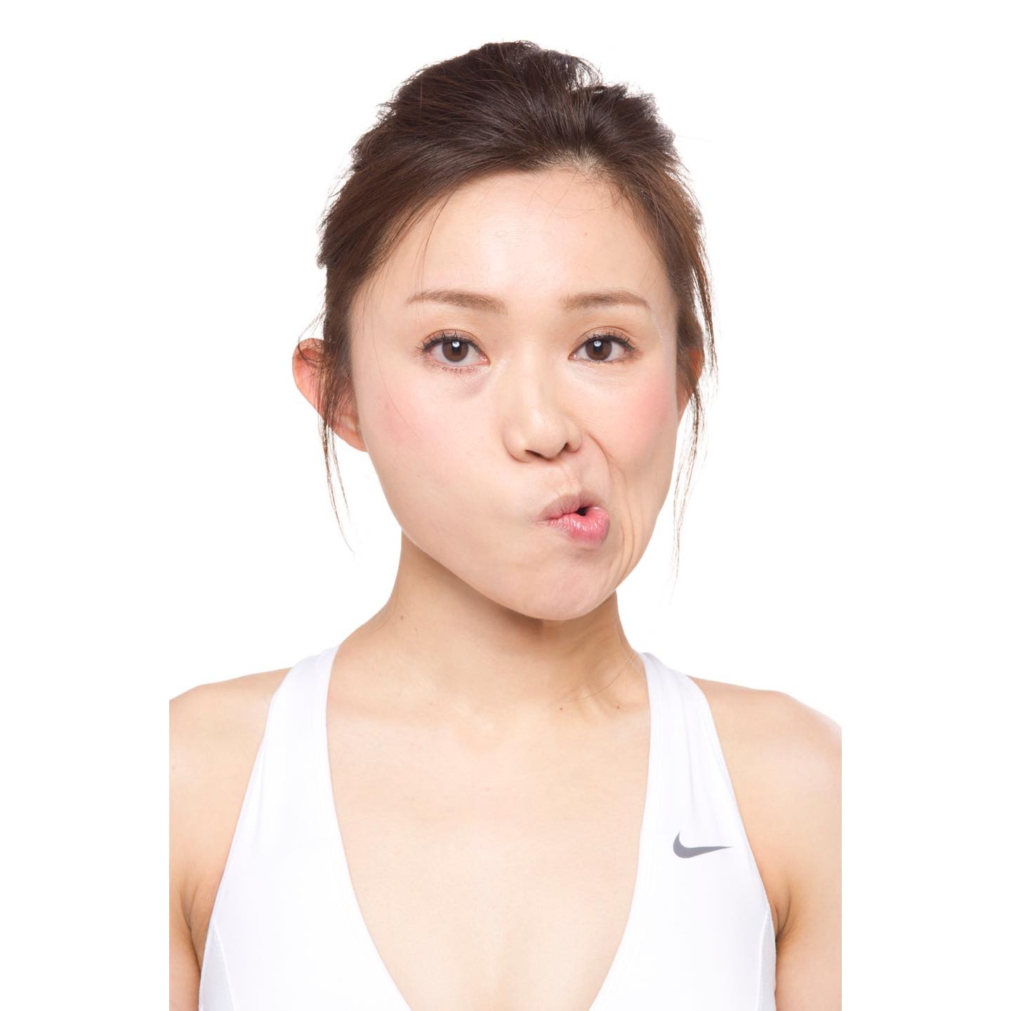 逆側も同様に。左右5回ずつが目安。画像出典:朝井麗華 著『おっぱい番長の乳トレ』(講談社)