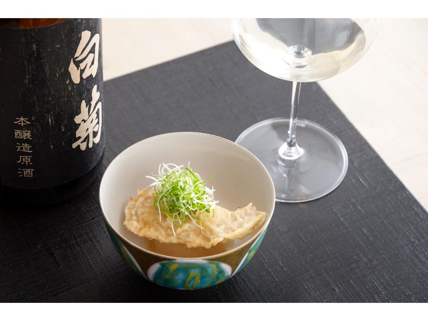 何とも贅沢なフカヒレの天ぷらに、しっかり味のしみた大根とフカヒレを炊いたスープでつくった餡かけを添えて。コースの後半、食事の前に進肴(強肴)としてこの天ぷらか和牛の炭火焼きのどちらかを選ぶことができます。21時以降はアラカルトでも注文可能(¥2,000)。このほか、「鴨の朴葉味噌焼き」(¥1,800)や「天然鰻の筒焼き トリュフがけ」(¥2,400/季節限定)も人気の料理。