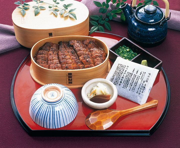 蒸さずに焼くことで、皮はカリッと、身はふんわり仕上がったうなぎがたっぷり。伝統のひつまぶしを堪能できる逸品「特上ひつまぶし」(¥4,,537)は、「しら河」の各店舗で味わえる