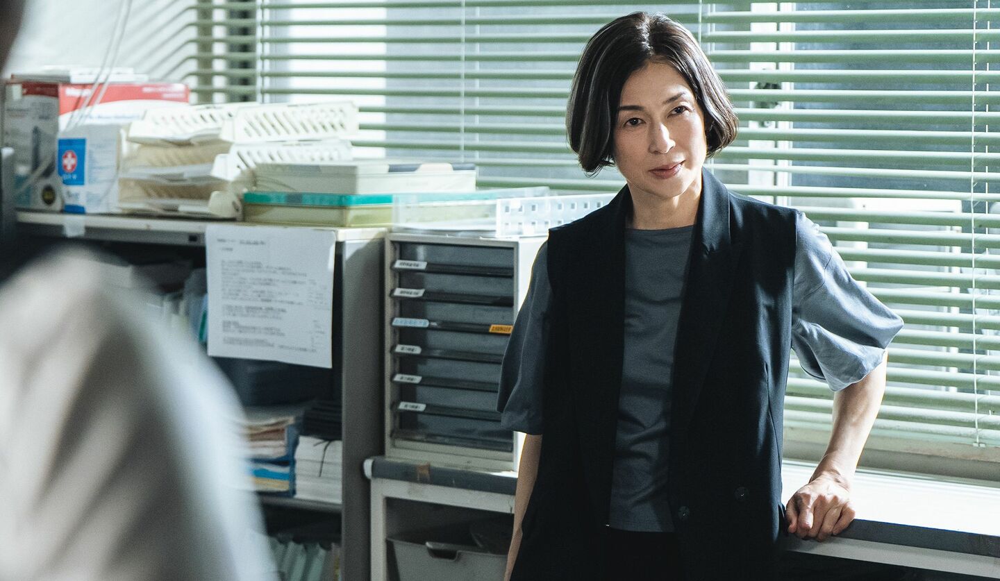 ドラマ『一次元の挿し木』で鈴木保奈美さん演じる仙波佳代子の衣装(C)ytv