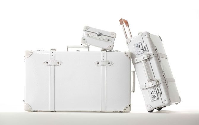 グローブ・トロッター"パールホワイト”　13インチ ヴァニティケース[W32×H22×D20cm]￥180,000、26インチ トロリーケース[W65×H37×D22cm]￥365,000、33インチ エクストラディープスーツケース[W83×H47×D26cm]￥420,000（すべて税抜）