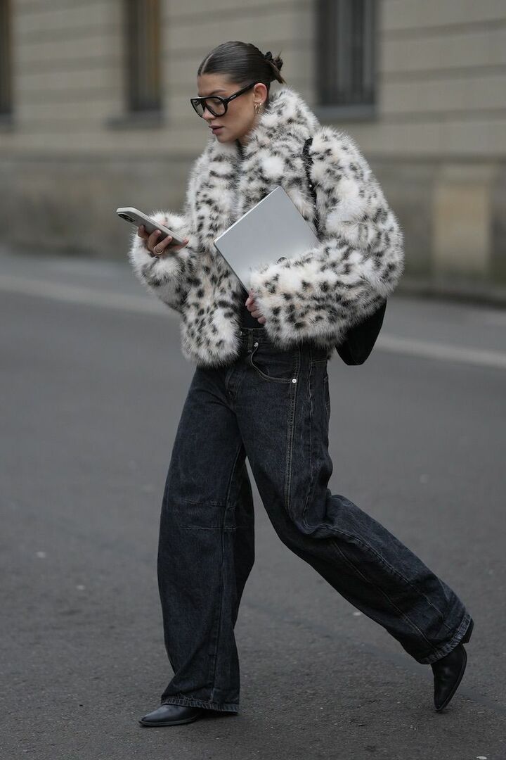 きゅっとまとめたヘアとビッグフレームのメガネで、顔周りをコンパクトにすると好バランス。