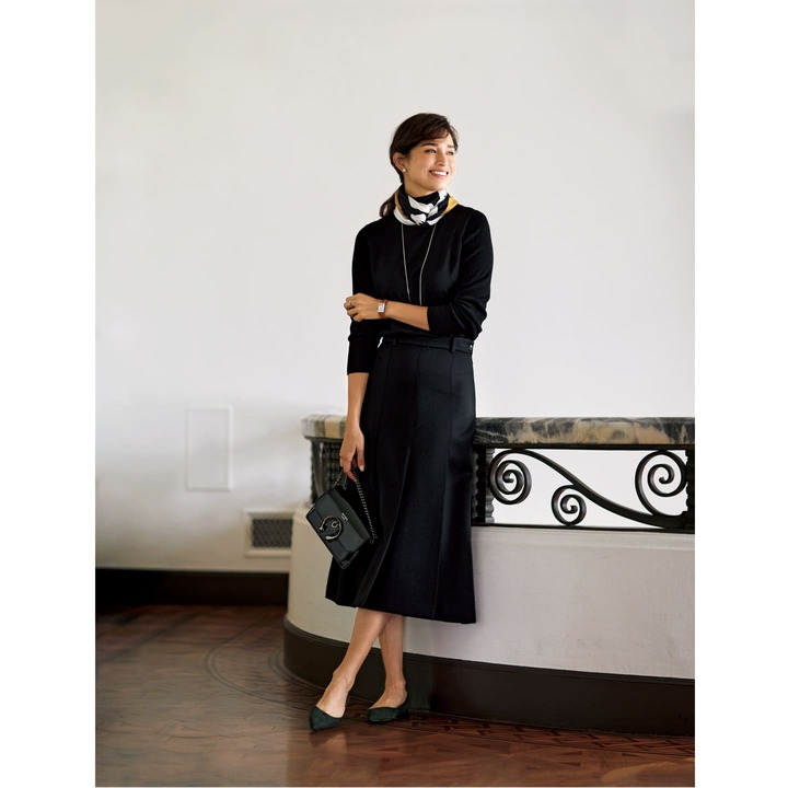 靴『ラブ フラット』［ヒール0.5㎝］￥72,000・バッグ￥156,000（JIMMY CHOO）、ニット￥32,000（wb）、スカート￥73,000（アミ オモテサンドウ〈アミ アレクサンドル マテュッシ〉）、スカーフ￥29,000（コロネット〈ミラ・ショーン〉）、ピアス￥1,245,455・ネックレス￥1,209,091・時計￥344,545・リング￥827,273（ブシュロン）