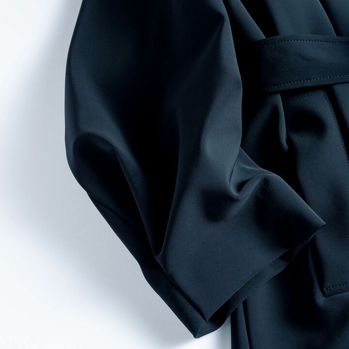 袖口にタックを入れた短めのボリュームスリーブが、手首を華奢に見せる効果を発揮。そで口にタックを入れた短めのボリュームスリーブが、手首を華奢に見せる効果を発揮。　［Precious2020年4月号145ページ］