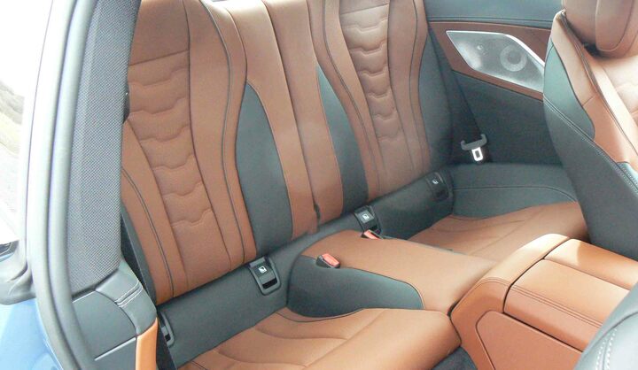 後席はふたりがけ。背もたれを倒すことで荷室容量を増やせる。