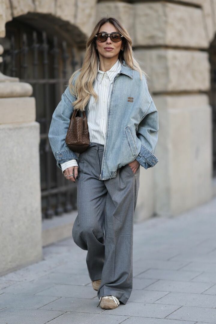 身体の泳ぐシルエットで構成し、春らしい軽やかさを後押し。