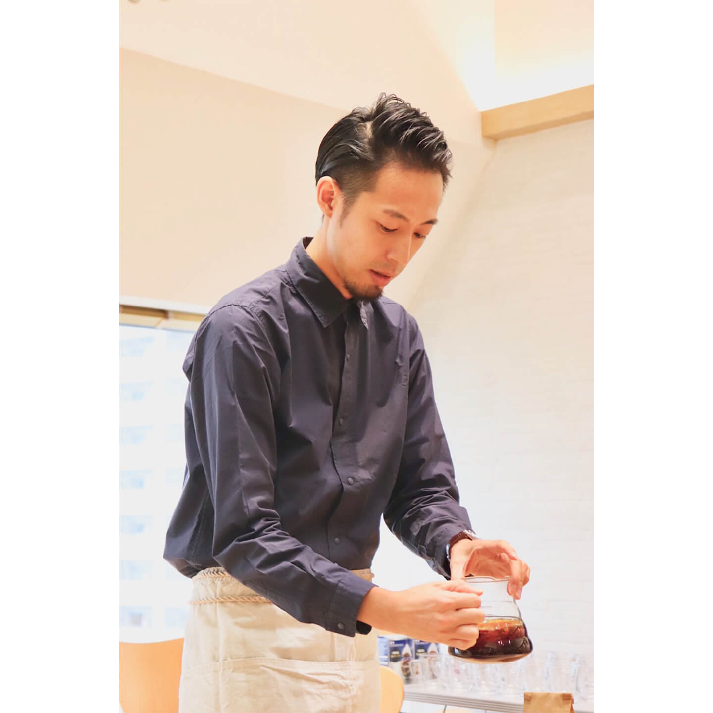 コーヒーをドリップする粕谷哲氏