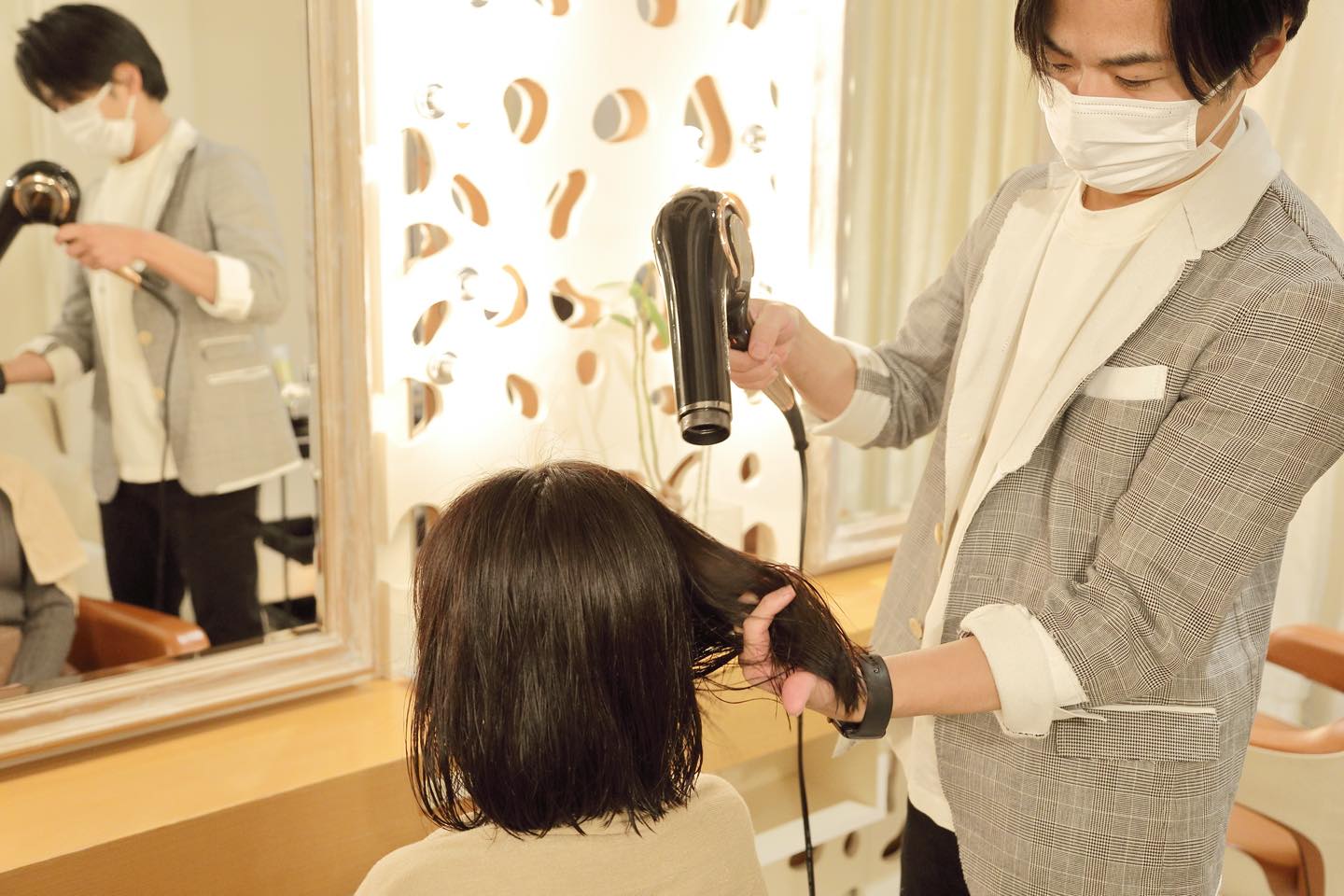 君島十和子さんをはじめとする多くのセレブリティのヘアを担当する古根壮記さん。ていねいなドライ&ブローが印象的。