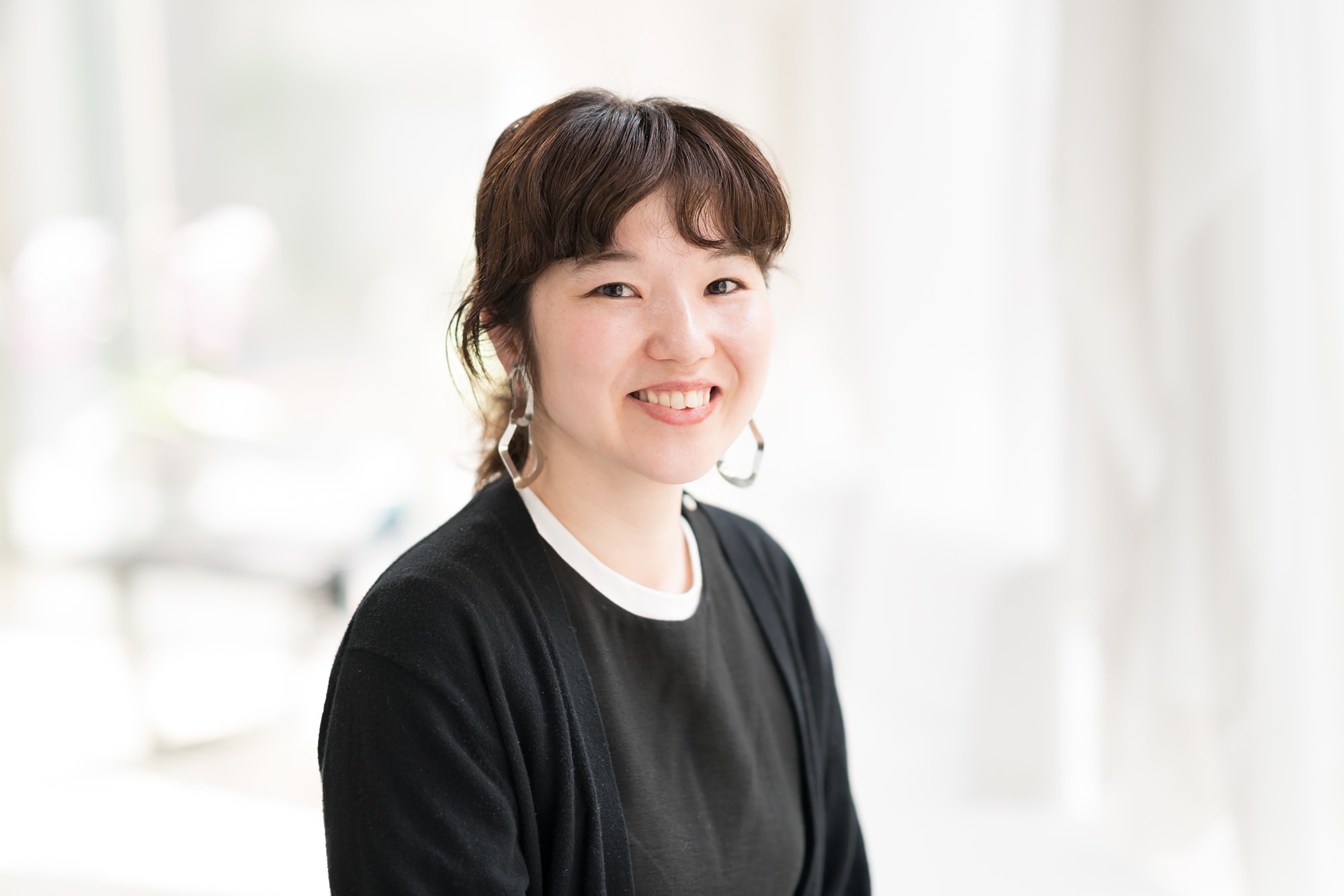 Rougyヘアデザイナー・二階堂雪さん。部屋に花を飾ることにハマっているとか。「今、多肉植物を集めています」