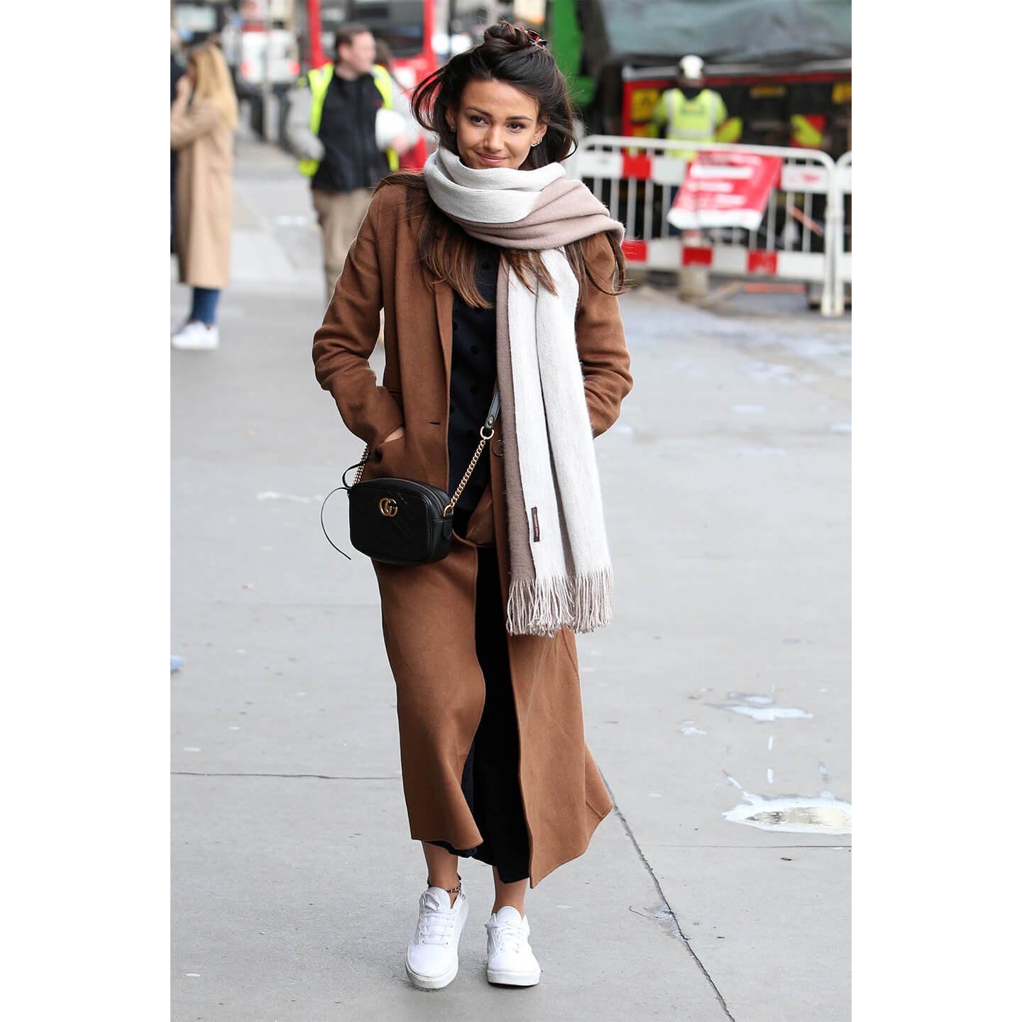 ベージュとオフホワイトのマフラーを巻いたMichelle Keegan(ミシェル・キーガン)氏