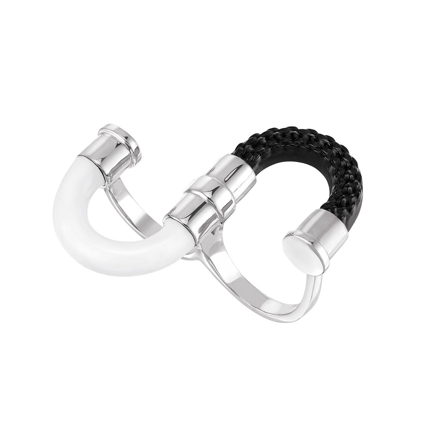 トレンドへの意識を指先で感じさせる。リング【クリスタル×シルバープレーテッドメタルxレジン】¥26,000(税抜)