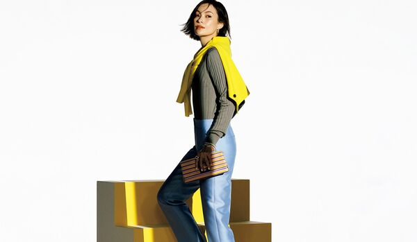 シックカラーベースの洗練「マルチレイヤード」スタイル|寒色系に効かせたい、注目のレモンイエロー