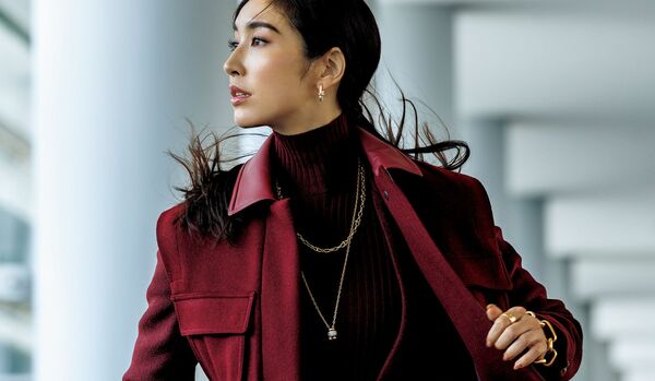 11/6 Thu｜旬のチェリーカラーを重ねた「マックスマーラ」のワントーンスタイルで、季節感のある華やかレイヤードを堪能【365日コーディネート】