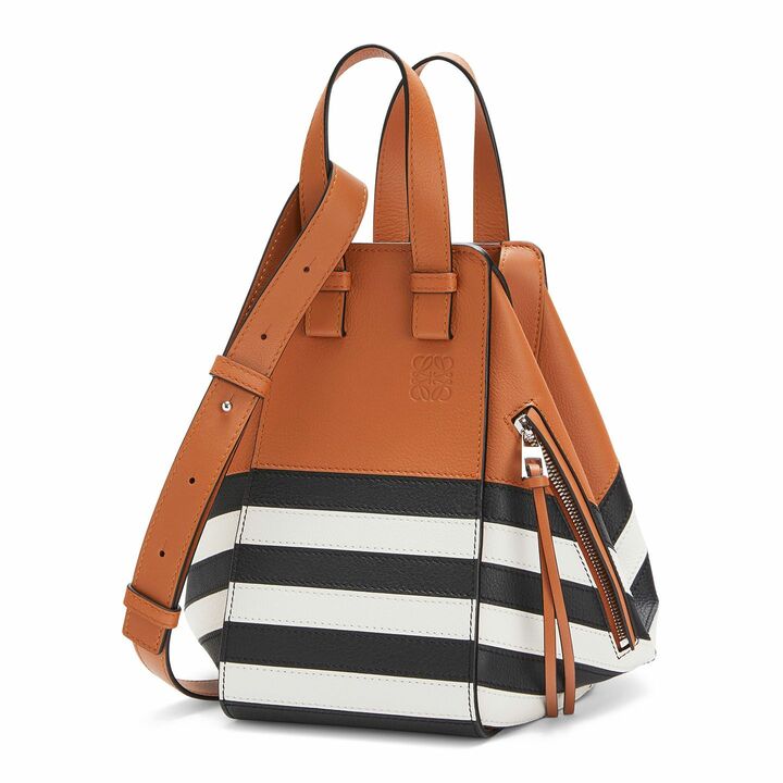 上質でやわらかなソフトナチュラルカーフとカーフが使われた新作のマリンシリーズ。［縦25×横30×マチ13.5cm］￥313,000（ロエベ）