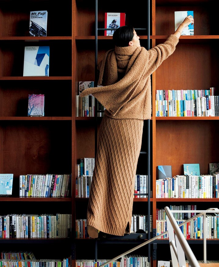 マックスマーラのウエアを纏ったモデルの水野夏実さん