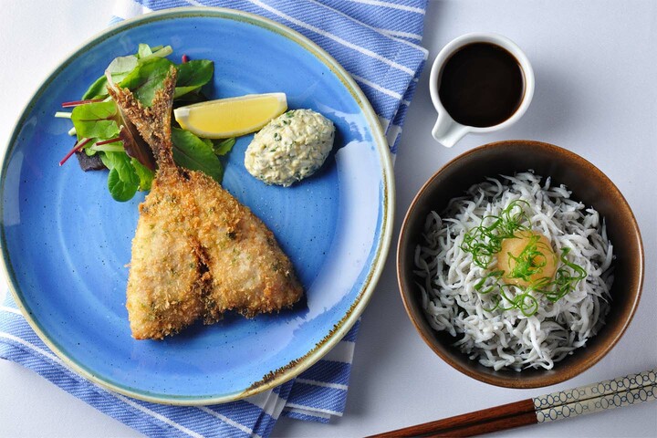 リゾナーレ熱海のレストラン「スタジオビュッフェ もぐもぐ」のアジフライとしらす丼