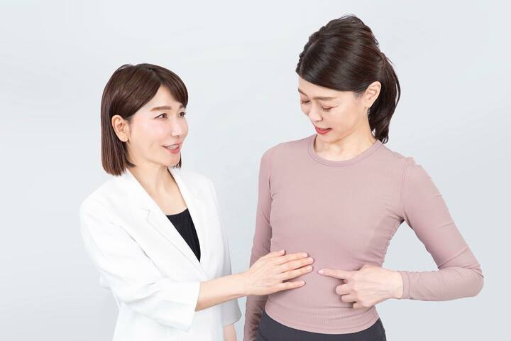 二人の女性　メソッドの指導をしている