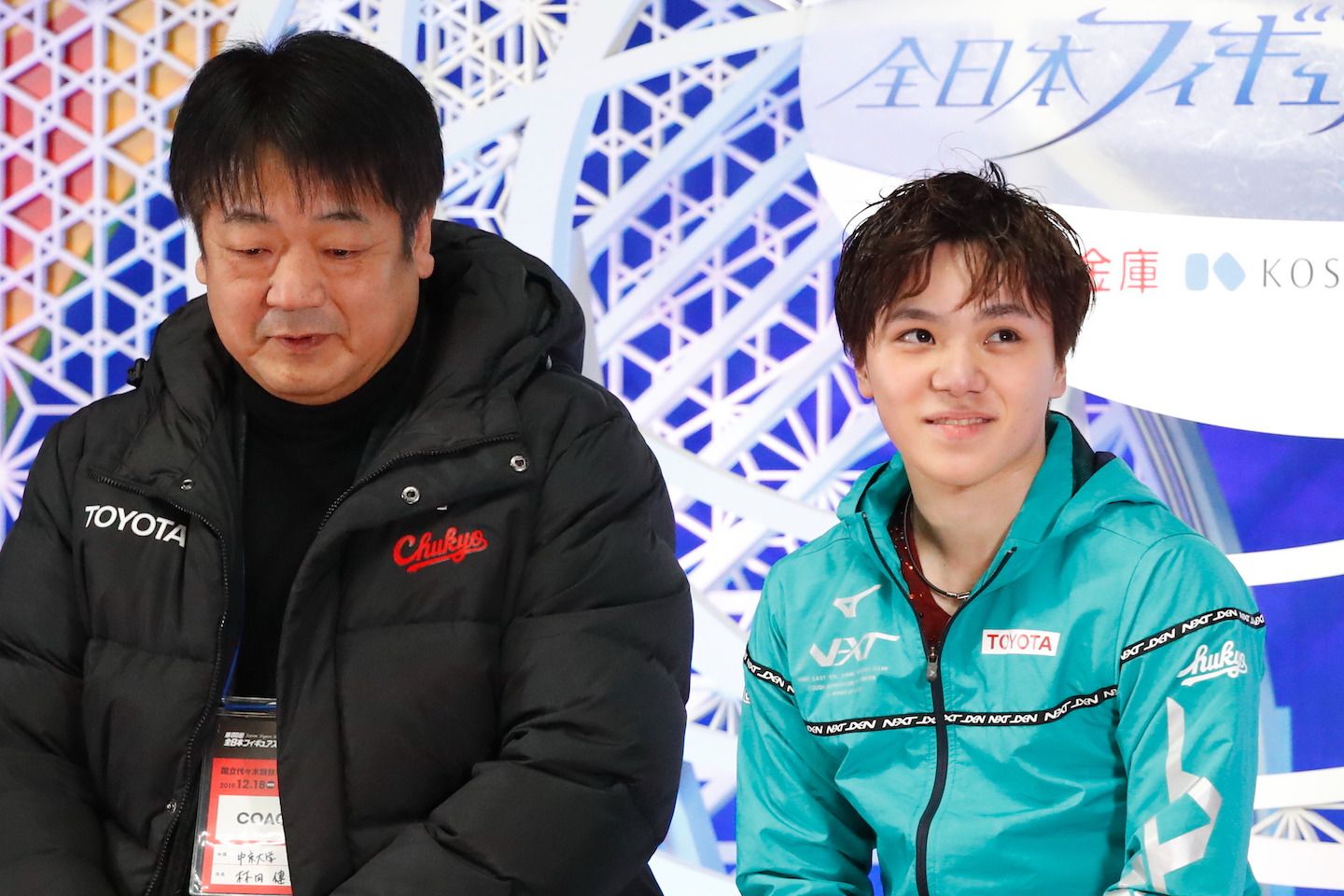 キス&クライに座る宇野選手。羽織っているのはもちろんミズノのアイテム。