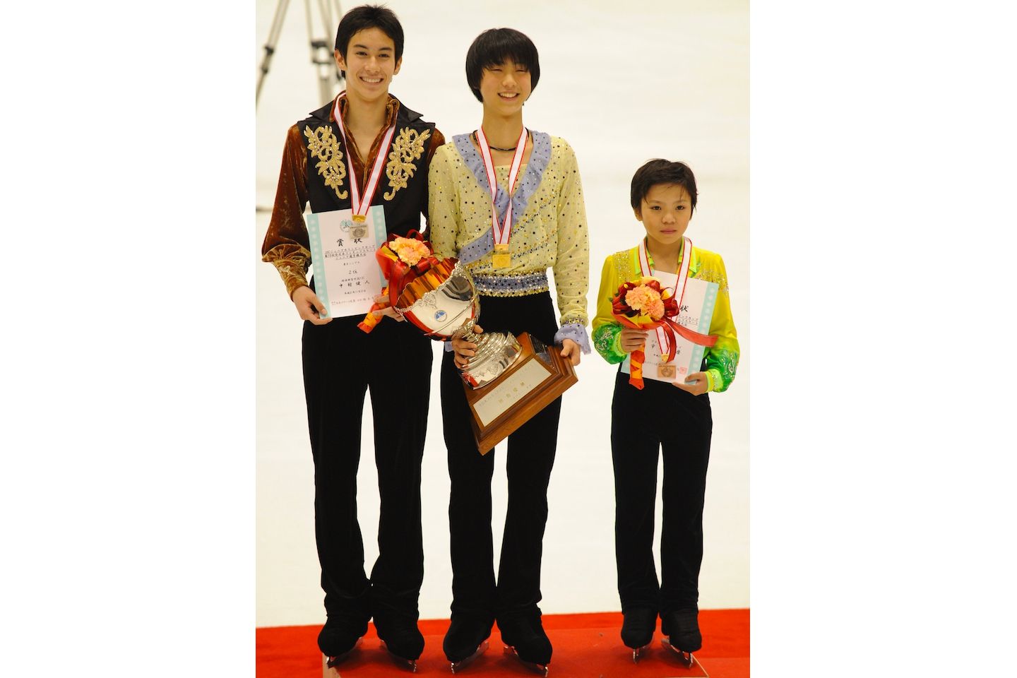 2009年 世界ジュニア選手権の表彰式にて中村健人選手、宇野昌磨選手と 写真:アフロスポーツ