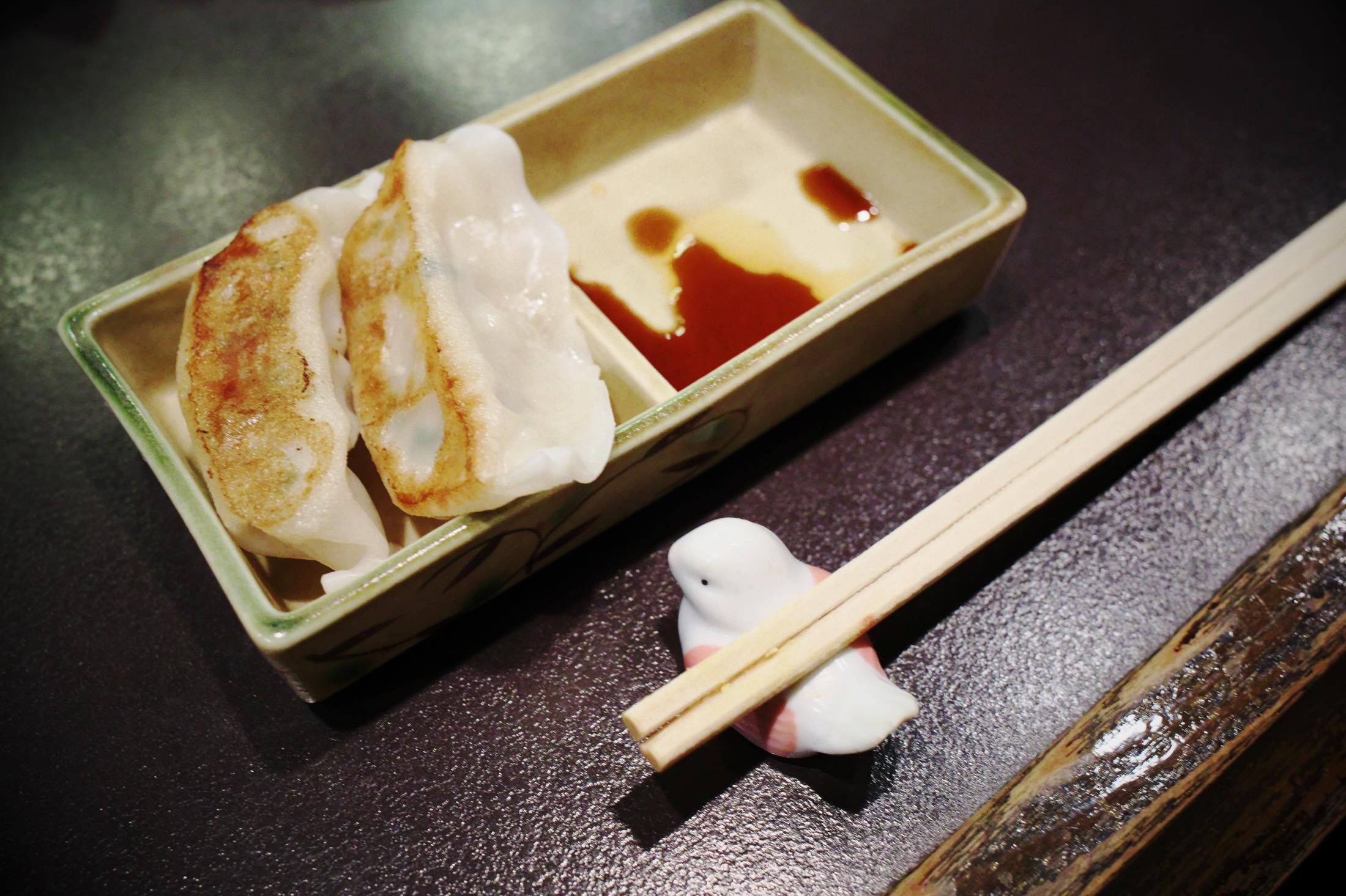 その日にある惣菜を出してくれることもある。「まだお腹に入るでしょ?」と出された餃子