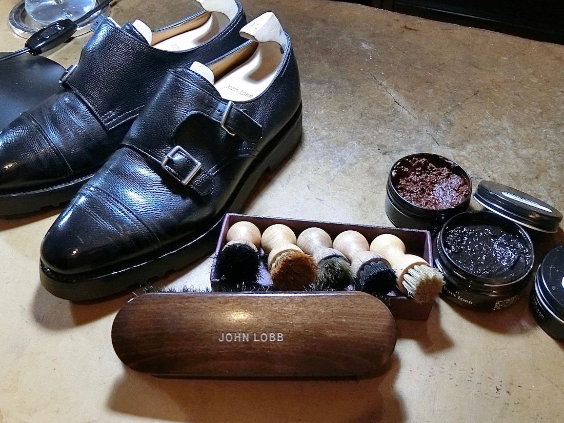 シューポリッシュに使う道具は、もちろん「ジョンロブ」