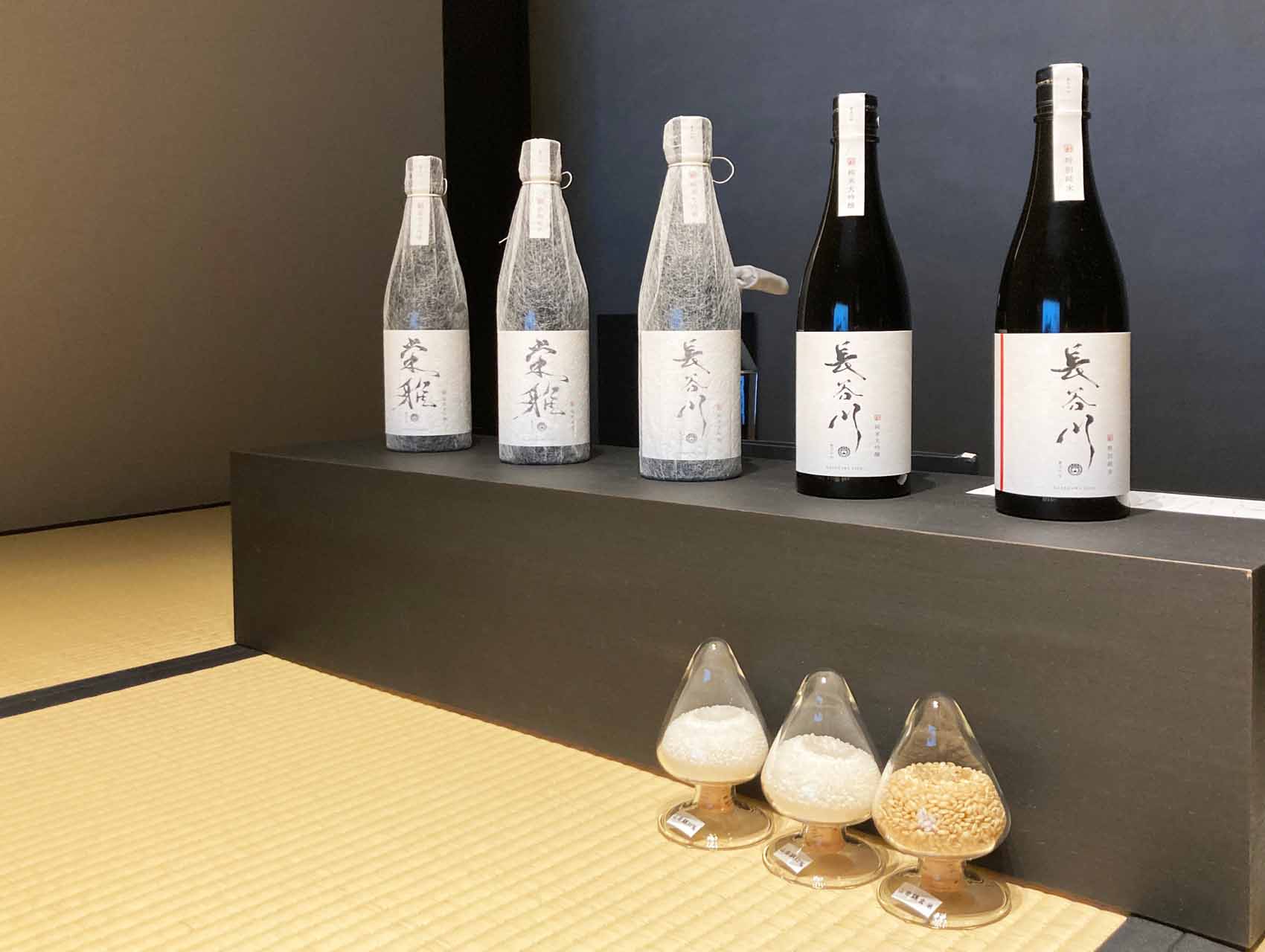 和室に並べられたのが今回テイスティングした5種類の日本酒。「栄雅 純米大吟醸」の爽やかさと華やかさ、「栄雅 特別純米」のふくよかさはいつまでも記憶に残りそうだ。