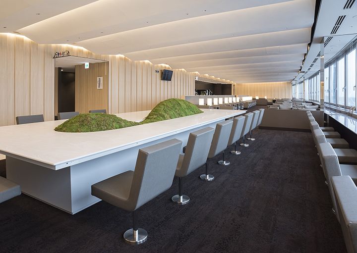 北海道の丘陵を模した苔山が設置された、新千歳空港「ANA SUITE LOUNGE(国内線)」