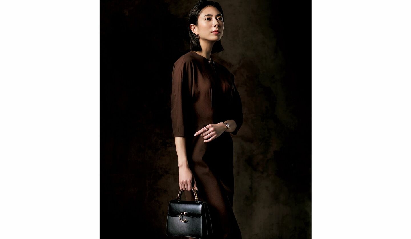 「カルティエ」のワンハンドルバッグの装い
