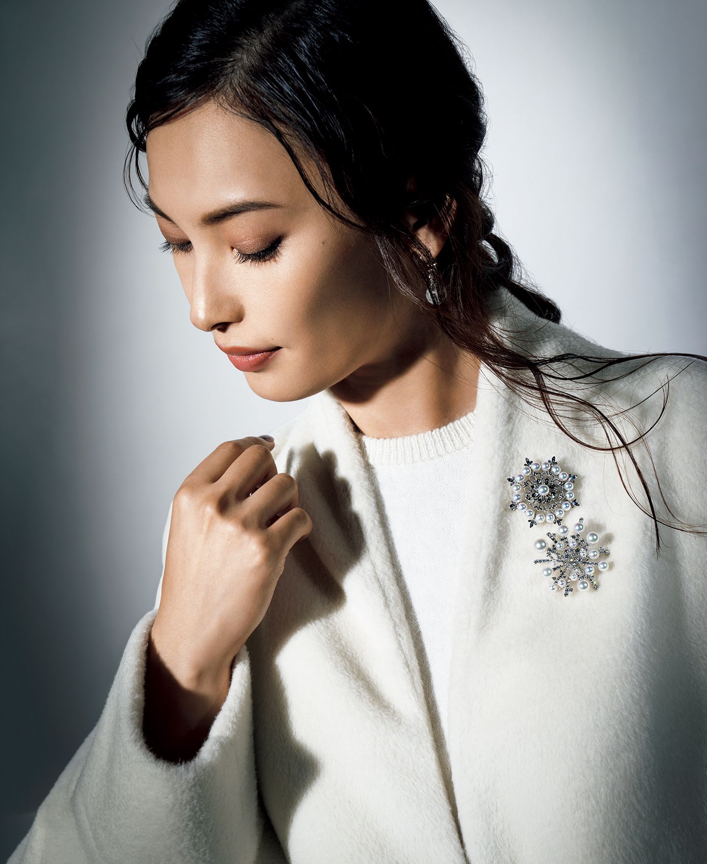 スタイリスト・押田比呂美さんが指南!「華やかなコートの着こなし」をさらに盛り上げるインパクト小物術5選 | Precious.jp(プレシャス)