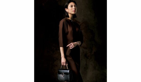 知性と品格が漂う「カルティエ」のワンハンドルバッグ｜トップジュエラーならではのタイムレスな造形美