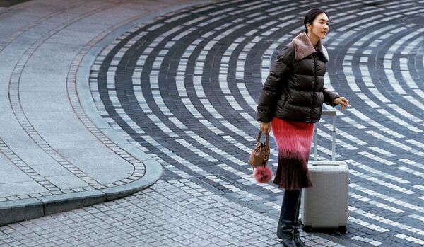 【「最旬ダウン」で軽やかなエレガンスを纏って】リュクスなファー襟に包まれる暖かさ「フェンディ」アビエーターダウン