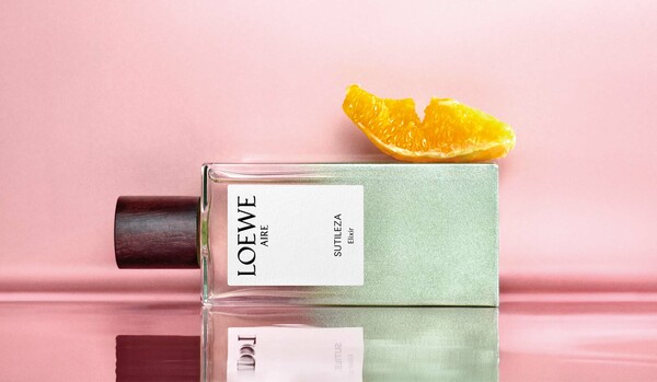 【ロエベ パルファム】新作「ロエベ アイレ スティレサ エリクシール」しなやかな大人の個性を物語る1本