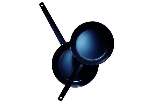 明治41年に創業した釜浅商店は、合羽橋に本店を構えるこだわりの調理道具を取り扱うお店。なかでも鉄を何千回もたたき締める製法で仕上げた鉄製フライパンは、丈夫なだけでなく、焦げにくく使いやすい。写真一枚目、上から／フライパン［直径24㎝］￥4,750・［直径26㎝］￥5,000（予約制／ともに税抜）