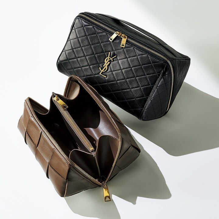 左／『カセット』［縦9×横18×マチ9cm］￥260,700（ボッテガ・ヴェネタ ジャパン）、右／『ギャビー』［縦13×横21×マチ13cm］￥187,000（サンローラン〈サンローラン バイ アンソニー・ヴァカレロ〉）　 