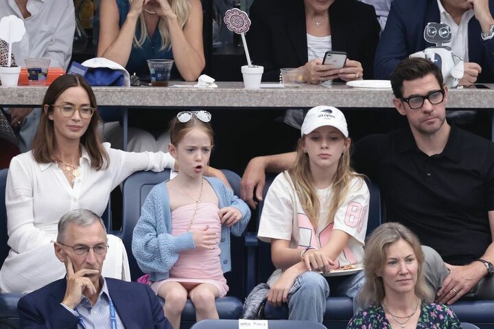 次女ヴァイオレット（左）、長女ヘイゼル（右）と。