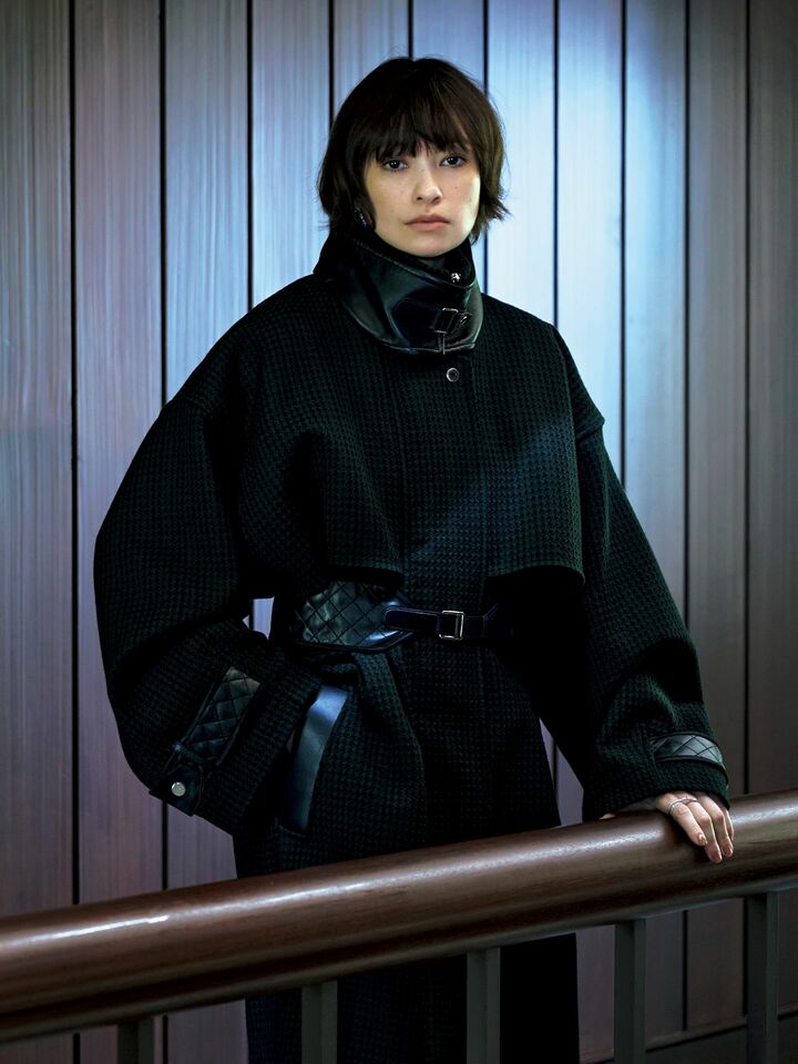 「エルメス」のコートを着用したモデルの太田莉菜さん