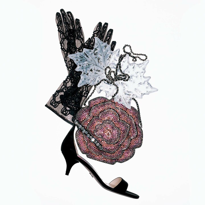 上から／グローブ￥60,000（グッチ ジャパン）、マロニエの葉を象ったスモールボウル￥174,000（ラリック銀座店）、バッグ￥2,147,000【縦18×横19.5×マチ9cm】（シャネル）、サンダル￥109,000／予定価格【ヒール5.5cm】（プラダ ジャパン〈プラダ〉）　[Precious2018年12月号90ページ]