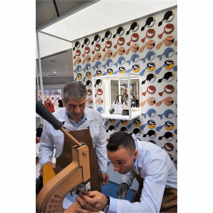 イタリアから来日した職人によるイニシャルホットスタンピングサービス。その後ろには・・・。