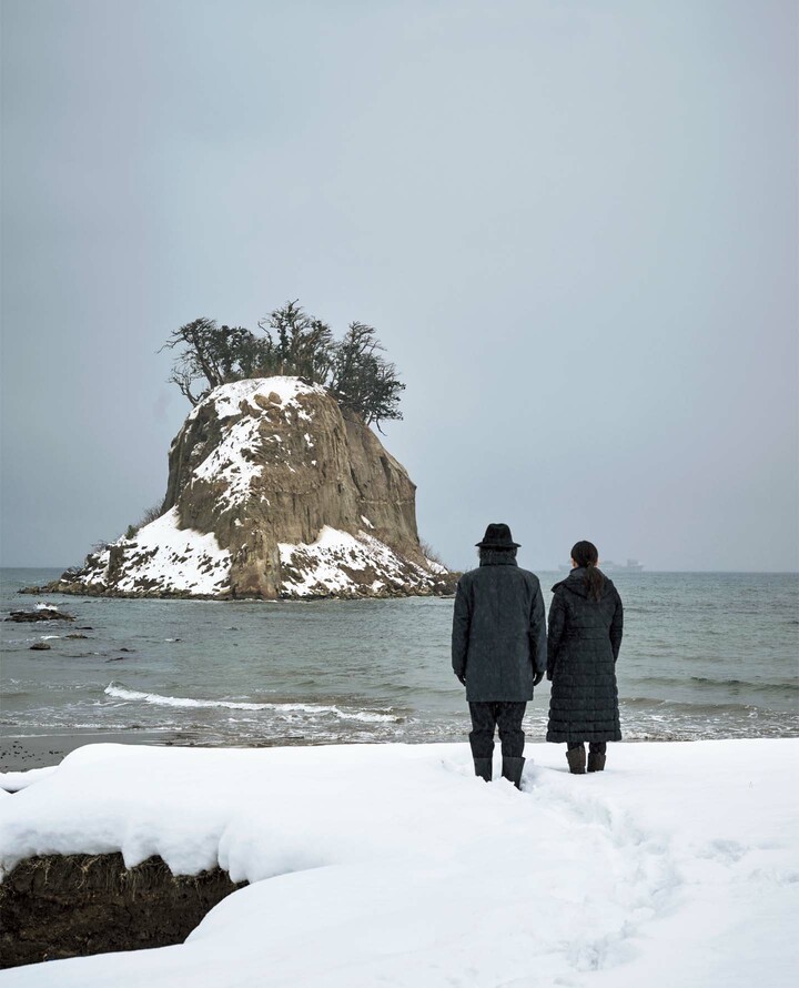 珠洲市見附島を訪れたキャスター・大江麻理子さんと建築家・坂 茂さん