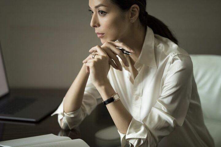 時計『ボーイフレンド』［ケース：ベージュゴールド×ダイヤモンド　ケースサイズ：縦27.9×横21.5㎜　ストラップ：アリゲーター　クオーツ］￥1,620,000・イヤリング『カメリア コレクション』［ピンクゴールド×ダイヤモンド］￥765,000・リング『ココ クラッシュ』［ベージュゴールド×ダイヤモンド］￥797,500(シャネル)　